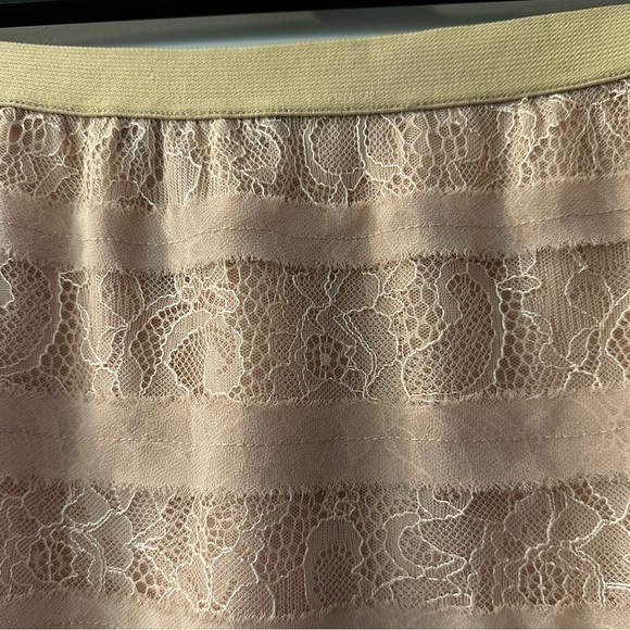 Lace midi pale pink BCBG skirt - Picture 4 of 5